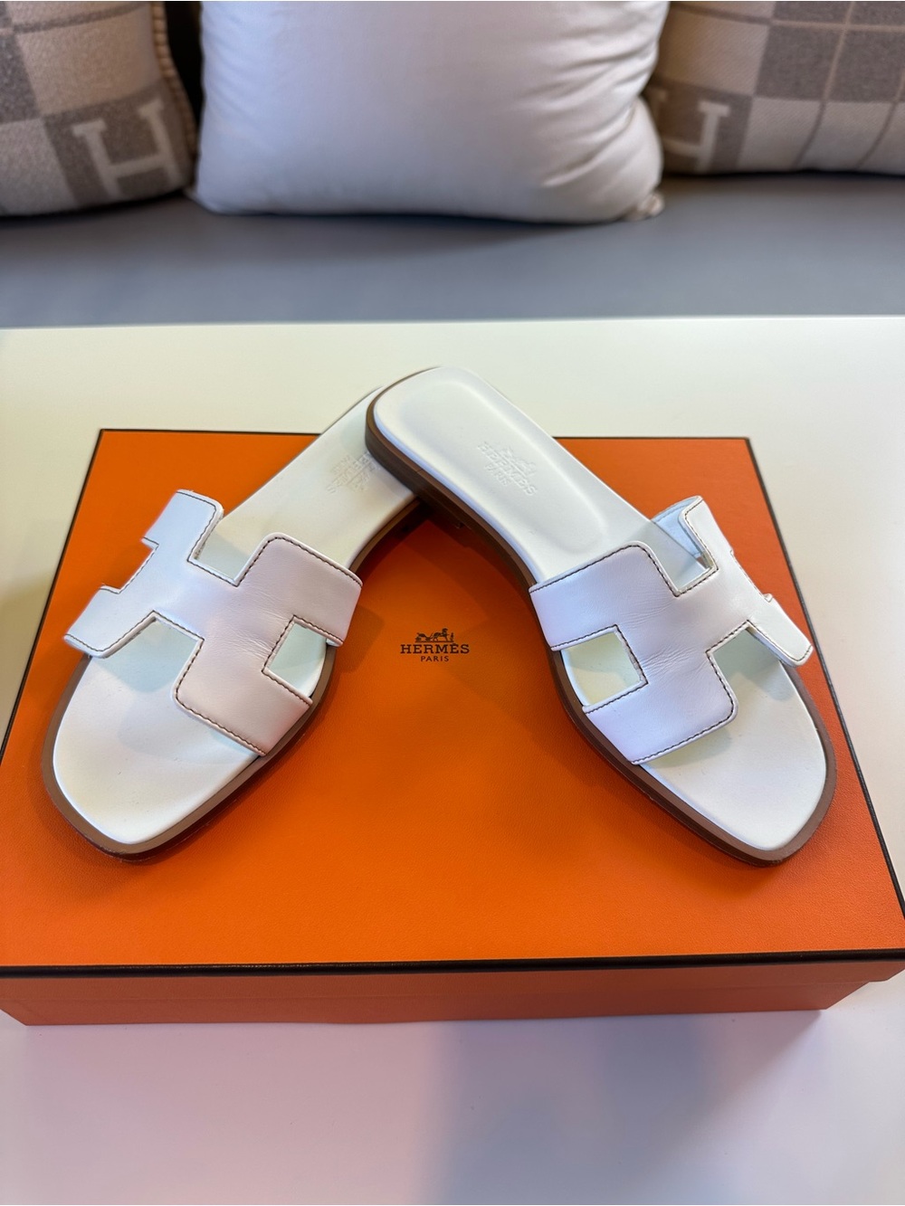 Hermes White Oran Sandals Size 35 - Picture 2 of 14